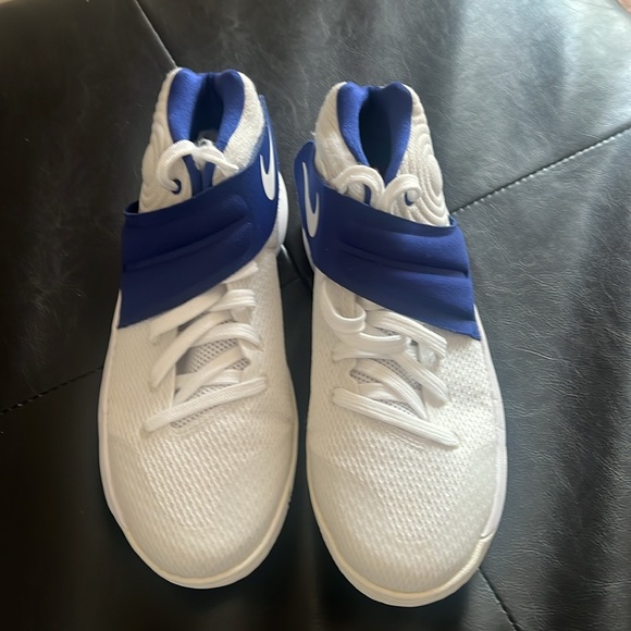 Kyrie 2 boys 5.5 - Picture 2 of 9